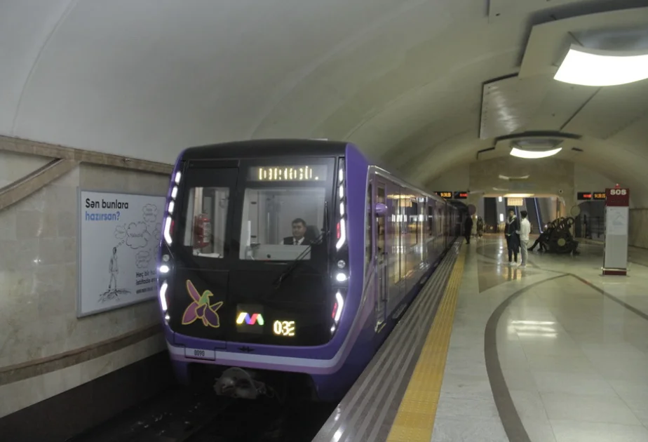 Bakı metrosunda sərnişin qatar yoluna düşüb öldü