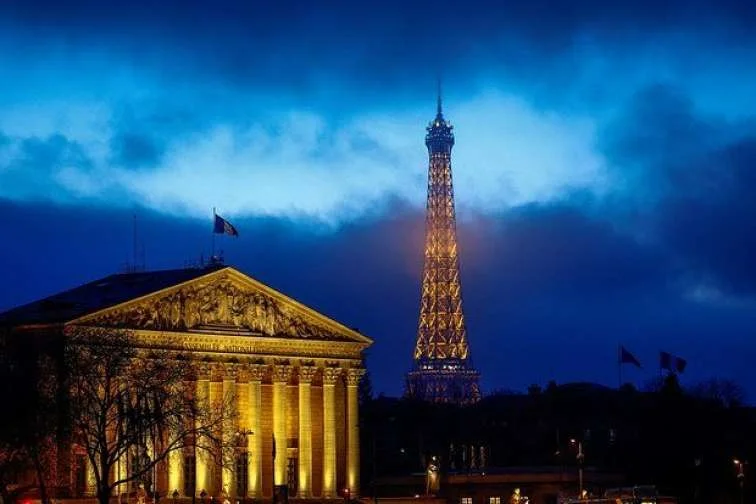 Fransada siklon səbəbindən 380 min ev elektriksiz qaldı