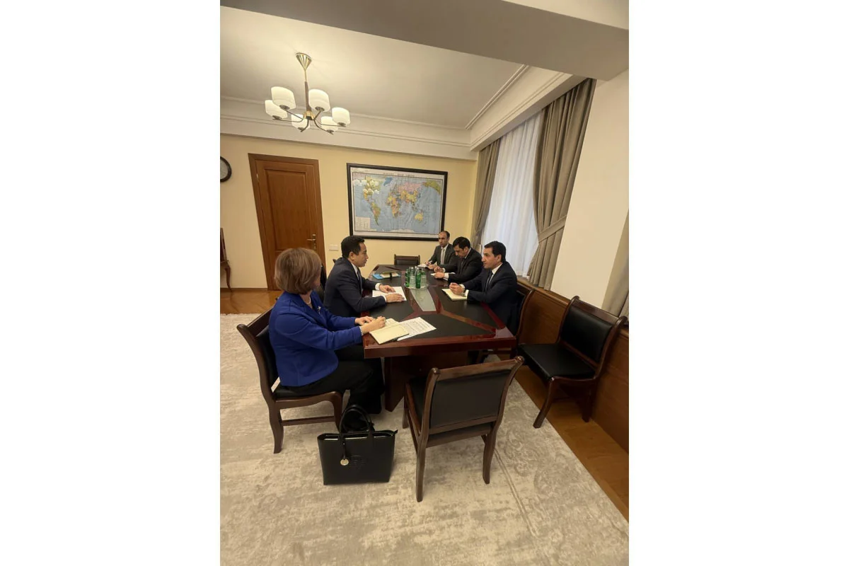 Hikmət Hacıyev Qazaxıstan səfiri ilə əməkdaşlığı müzakirə edib