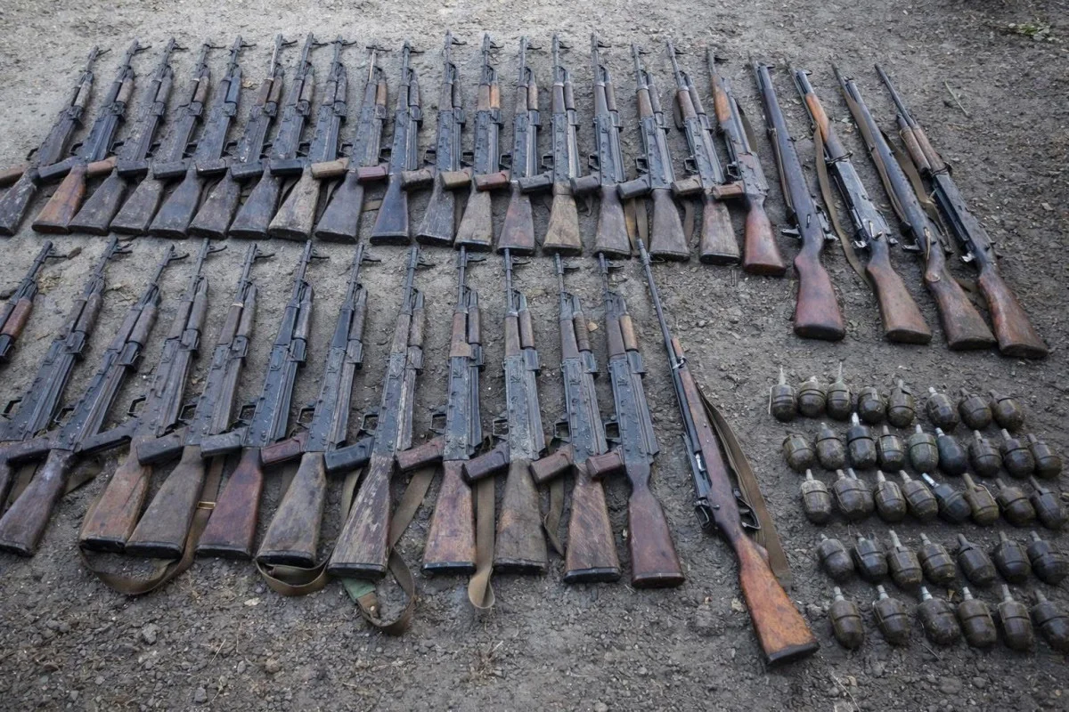 Polis iki gündə 26 avtomat, 11 tüfəng, 26 qumbara aşkarlayıb