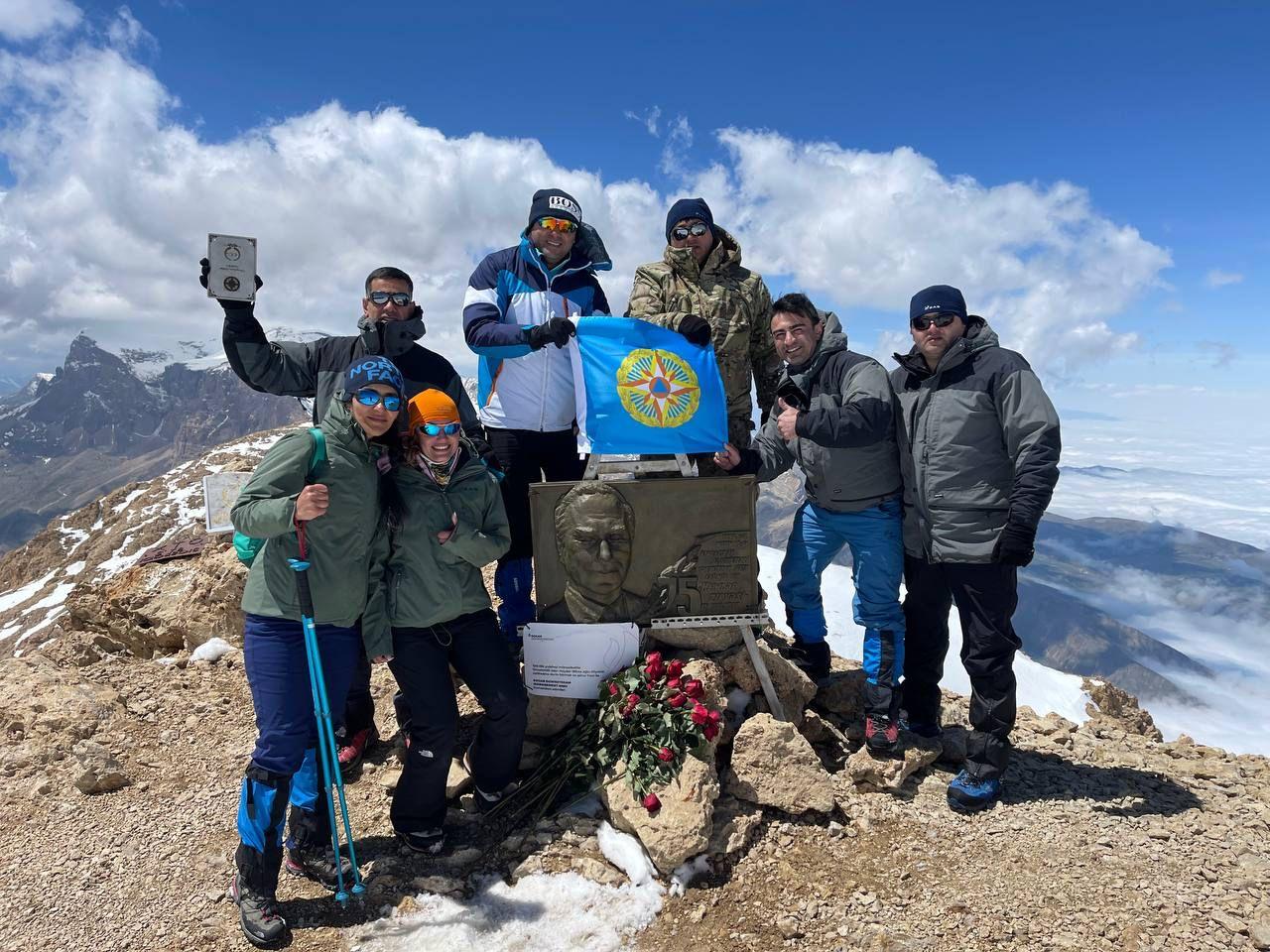 FHN-in bir qrup əməkdaşı “Heydər zirvəsi”nə yürüş edib