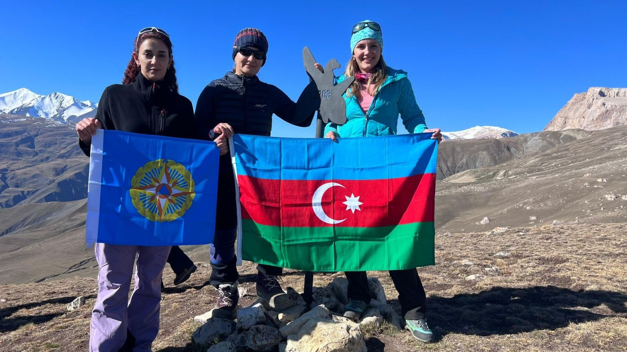 FHN əməkdaşları “Xarı bülbül” zirvəsinə yürüş edib