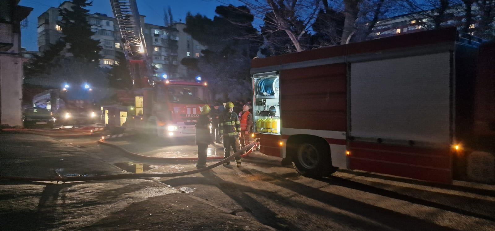 Hündürmərtəbəli yaşayış binasındakı yanğın söndürülüb