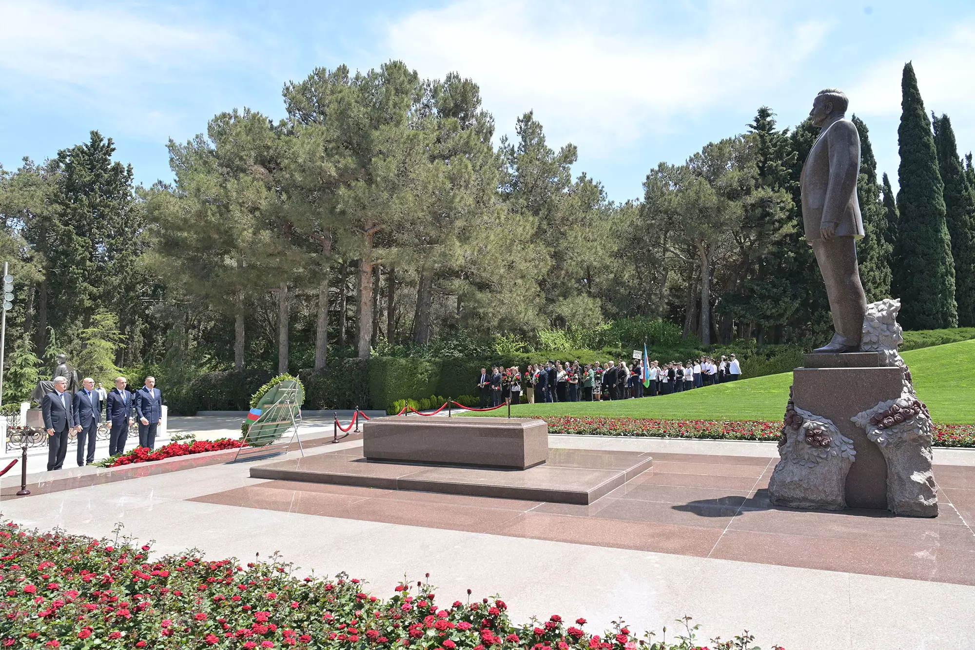 Elm və Təhsil Nazirliyinin kollektivi ulu öndərin məzarını ziyarət edib - FOTOLAR