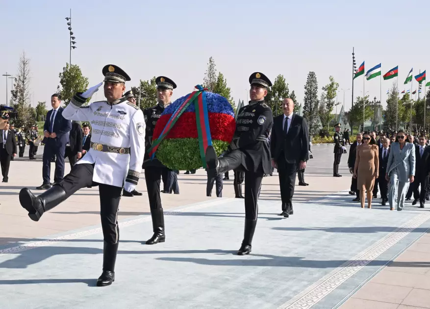 Prezident, xanımı və qızı Daşkənddə Müstəqillik abidəsini ziyarət etdilər - YENİLƏNDİ