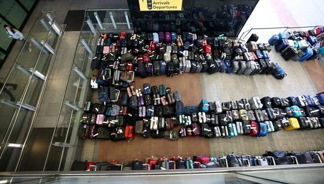 Hava limanında 2 yaşlı uşaq karusel baqajında ​​itdi