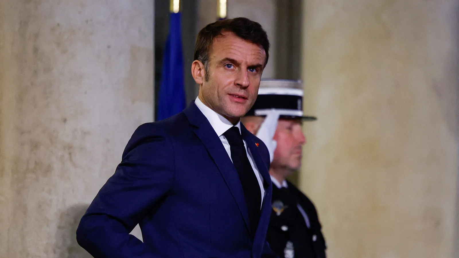 Makron dövlətə xəyanətdə ittiham olunub