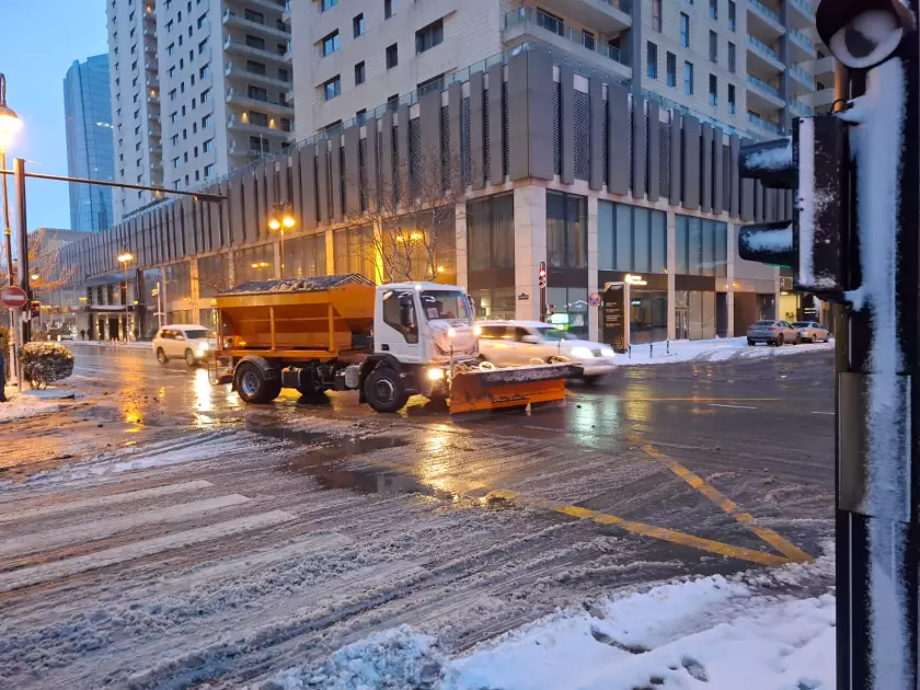 Paytaxtın yolları qardan təmizlənir