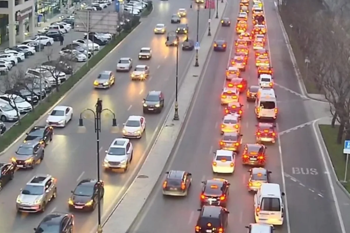 Bakının bir neçə əsas magistralında nəqliyyat sıxlığı yaranıb