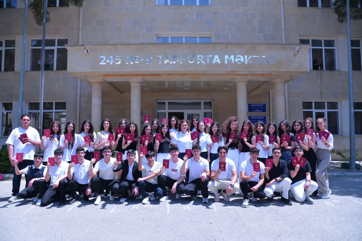 Paytaxt üzrə 2 213 nəfər məktəbi fərqlənmə attestatı ilə bitirib