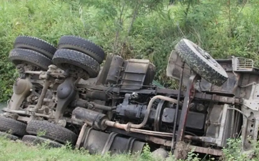 Kəlbəcərdə yük avtomobili dərəyə aşıb, ölən var- YENİLƏNİB