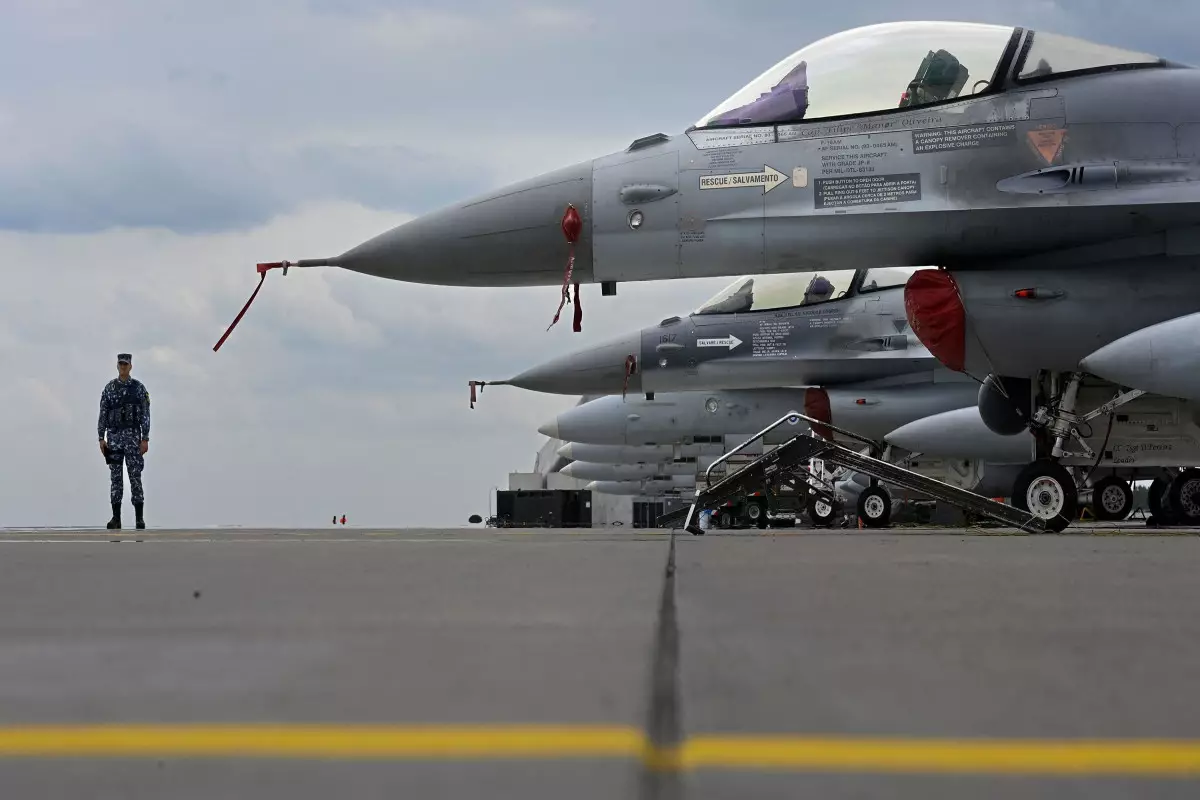 Niderland hökuməti Ukraynaya "F-16" qırıcıları göndərməyə razılıq verb