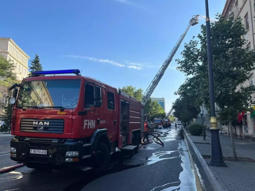 Bakıda yaşayış binasında baş verən yanğın tam söndürülüb