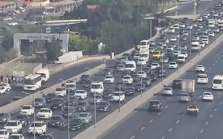 Bakının bir sıra yollarında nəqliyyatın hərəkəti çətinləşib