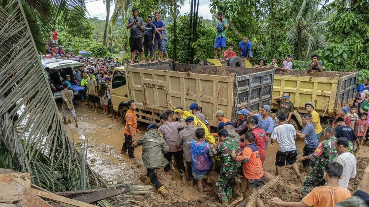 İndoneziyada daşqın və torpaq sürüşmələri nəticəsində ölənlərin sayı artır