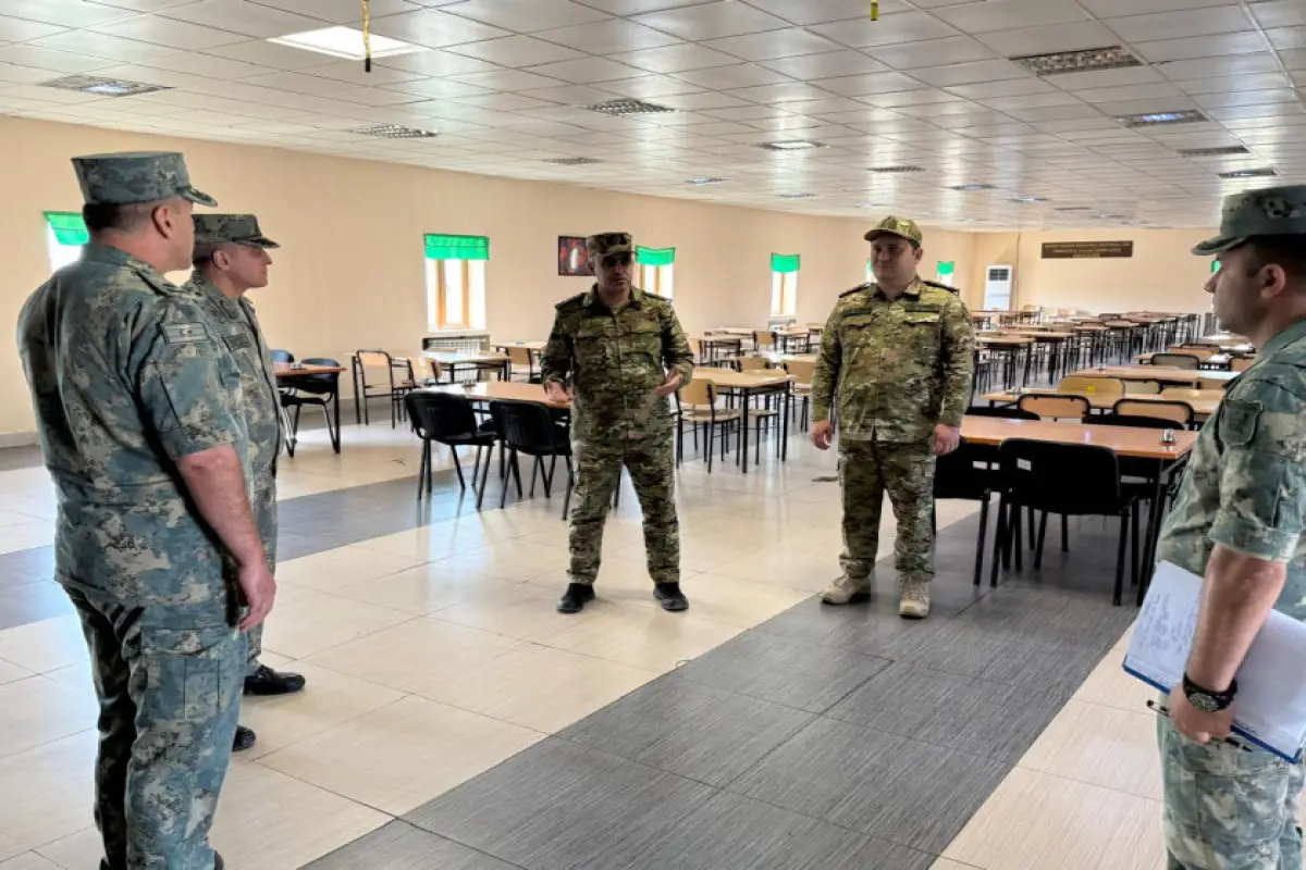 Hərbi prokuror hərbçilərlə görüşüb