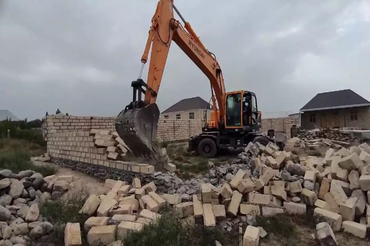 Göygöl rayonunda qanunsuz tikili sökülüb