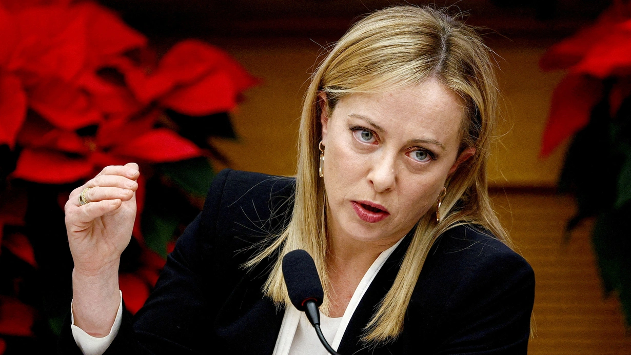 İtaliyanın baş naziri rok ulduzu məhkəməyə verib