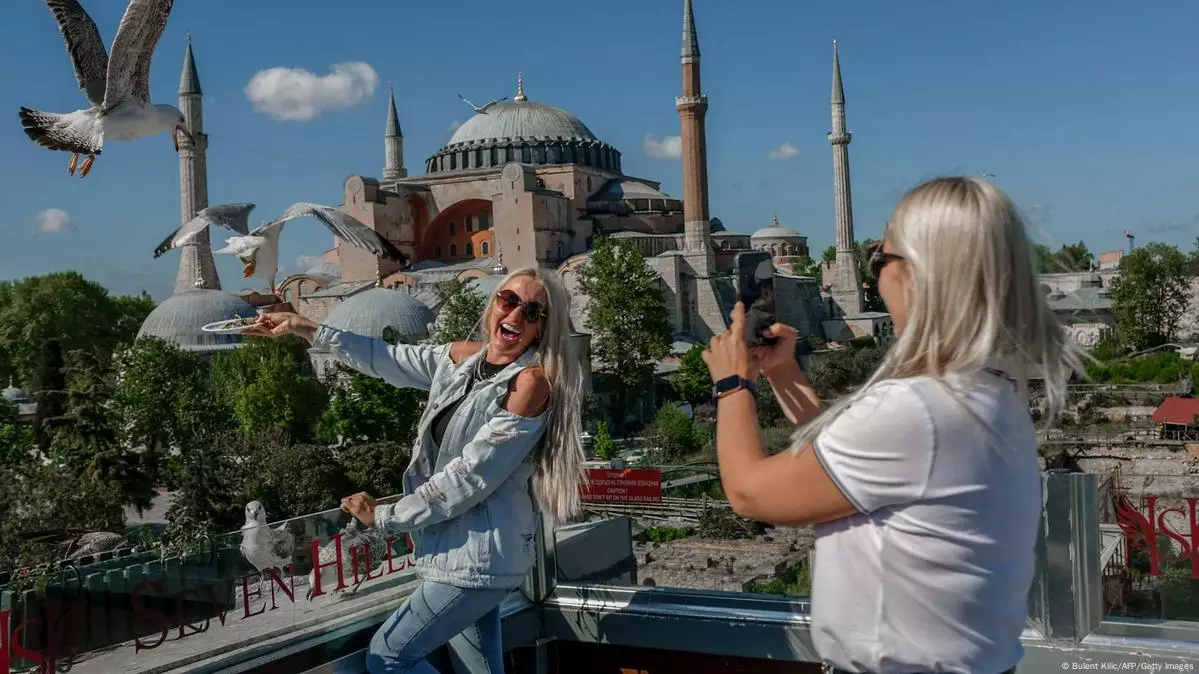 Altı ay ərzində Türkiyəyə 25,1 milyon turist səfər edib