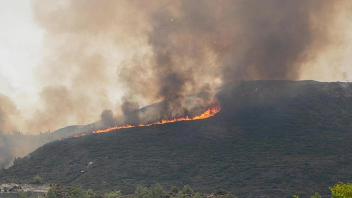 Yunanıstanda meşə yanğını səbəbindən yaşayış məntəqələri boşaldılıb
