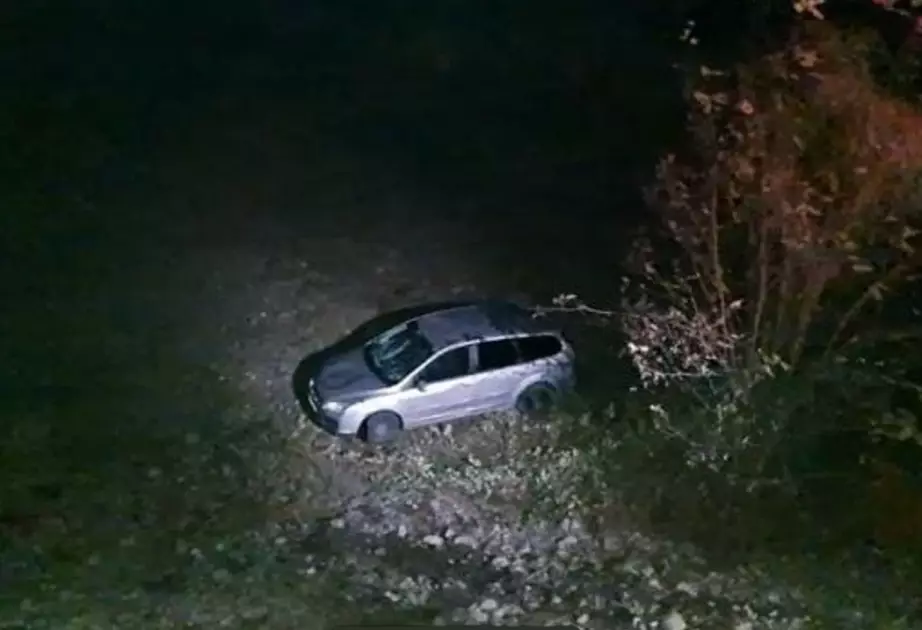 Qubada avtomobil dərəyə aşıb, ölən var