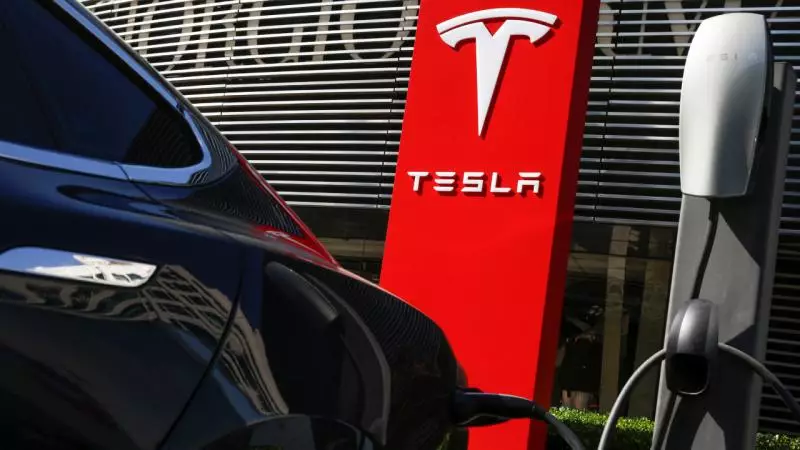 "Tesla" 2,2 milyon avtomobili geri çağırır