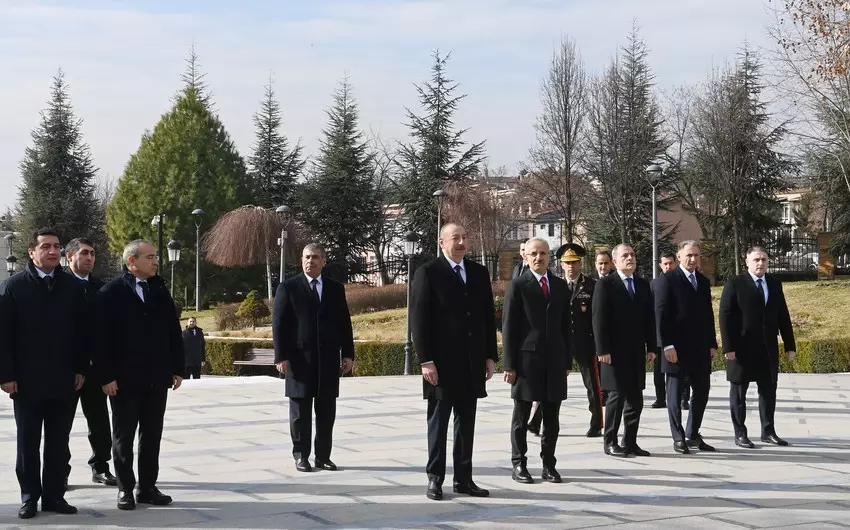 Prezident Ankarada Ulu Öndər Heydər Əliyevin abidəsini ziyarət edib