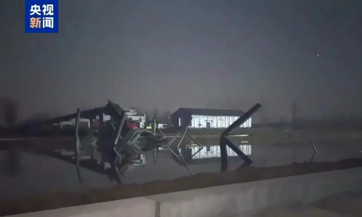 Çində tikilməkdə olan körpü uçub: Ölənlər var