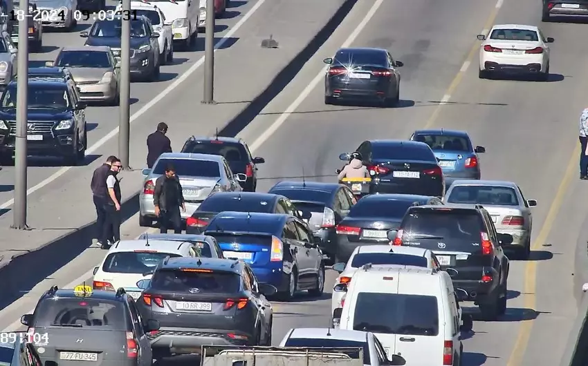 Bakıda iki yol qəzası baş verib, sıxlıq yaranıb