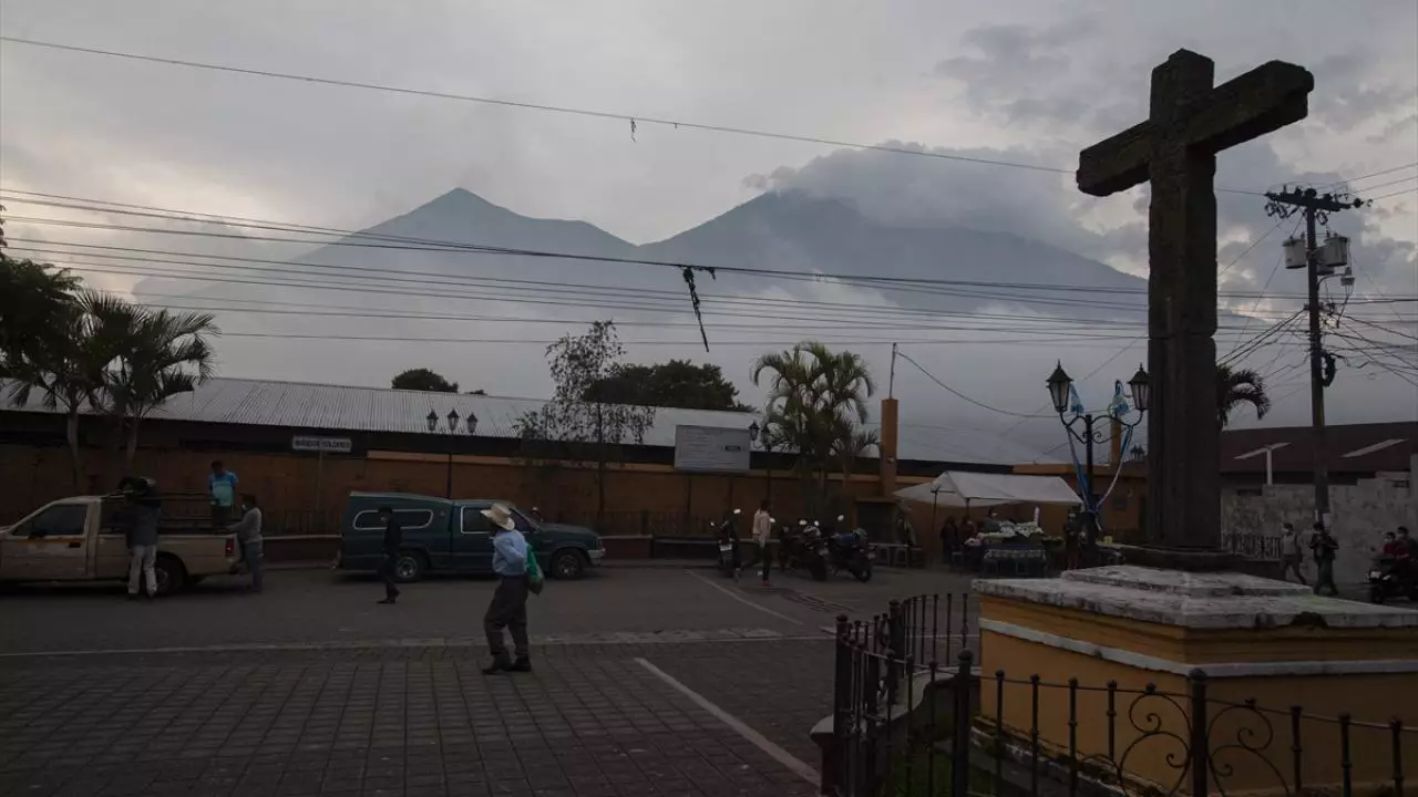 Fueqo vulkanının aktiv olduğu Qvatemalada 1054 nəfər təxliyə edilib