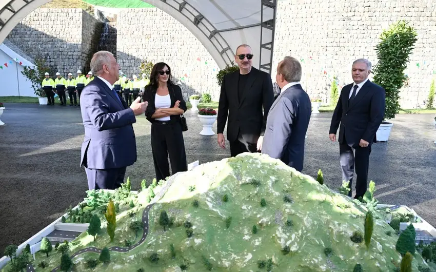 İlham Əliyev və Mehriban Əliyeva avtomobil yolunda görülən işlərlə tanış olublar - YENİLƏNİB