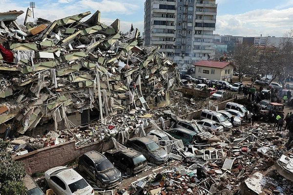 Türkiyədə zəlzələdə uçan binalarla bağlı ümumilikdə 67 nəfər saxlanılıb