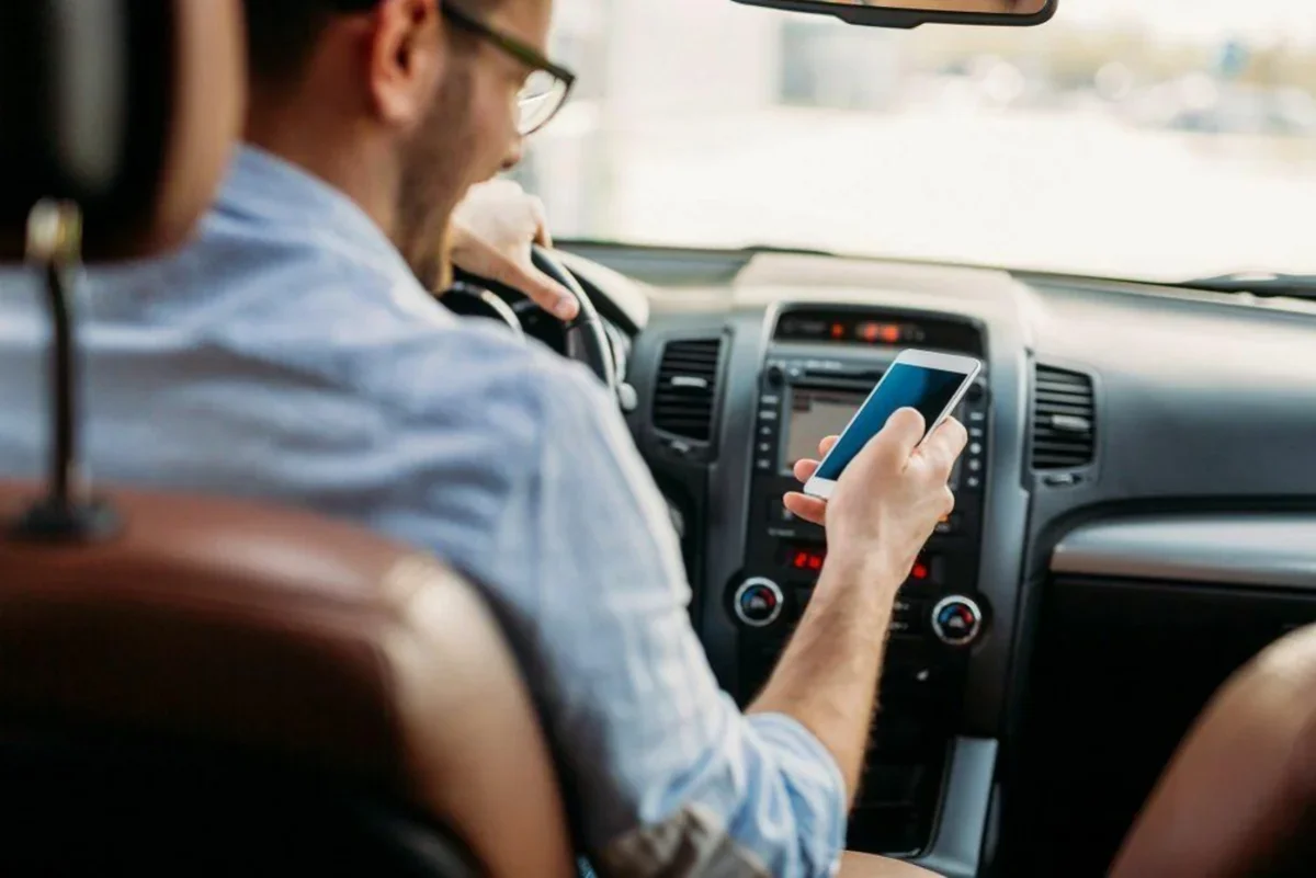 Sükan arxasında telefon istifadəsi nə qədər təhlükəlidir?