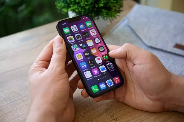 "Apple" iOS 19-un hazırlanmasına başladı