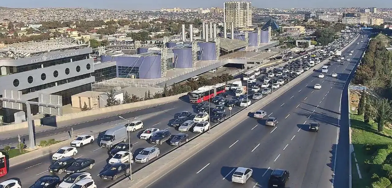 Bakının bir sıra yollarında tıxac yaranıb