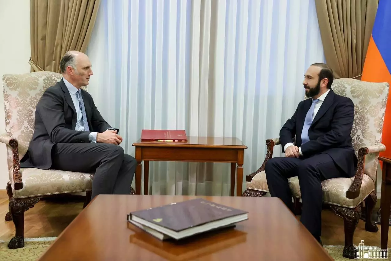 Britaniyalı nazir Mirzoyanla görüşdü