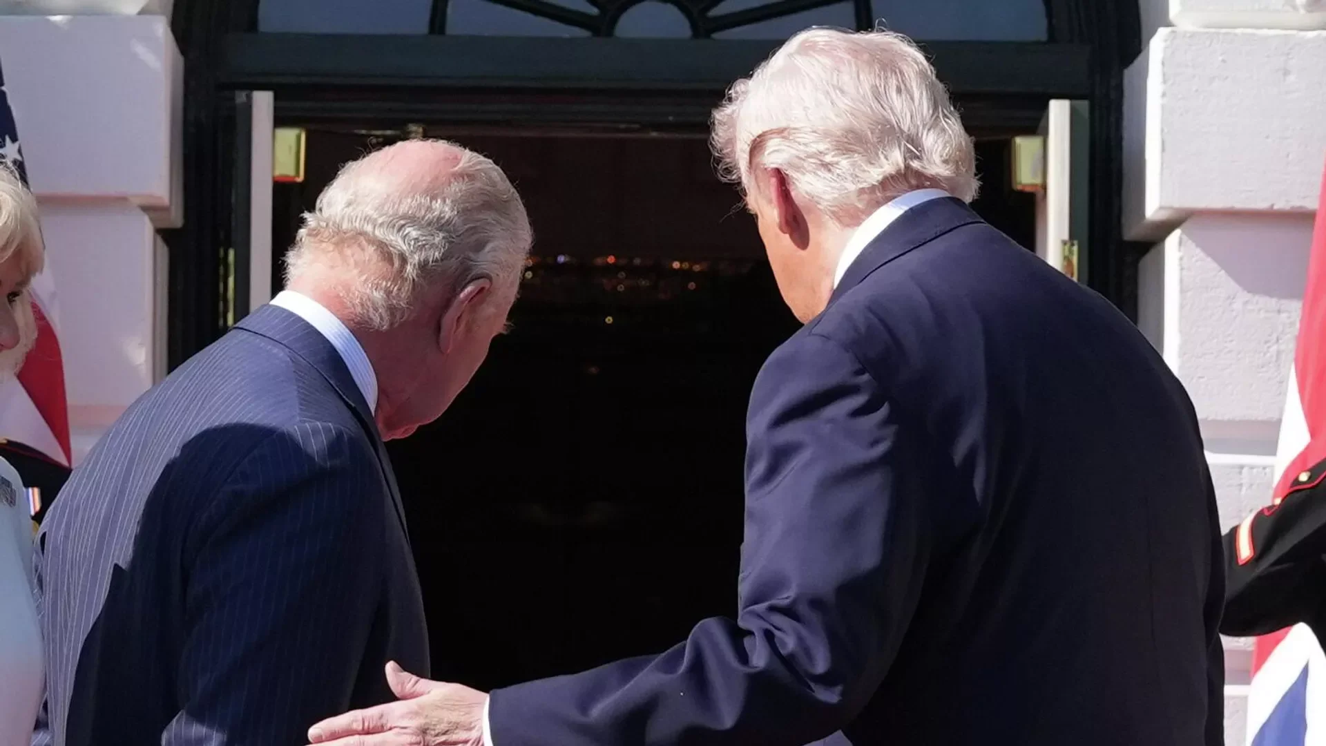 III Çarlz Trampa 1944-cü ilə aid tarixi zəngi verdi