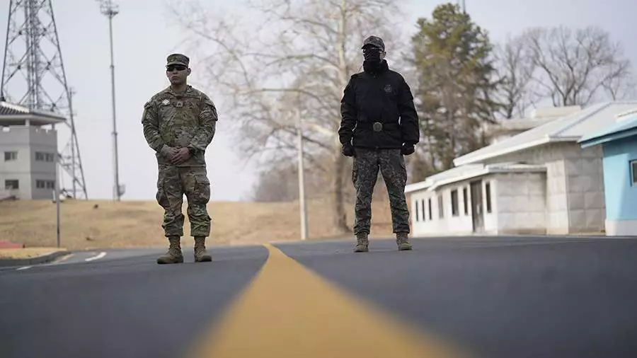 Cənubi Koreya əsgərləri yol kənarına yerləşdirilən bombalara cavab olaraq xəbərdarlıq atəşi açıb