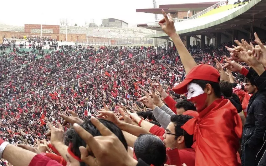 "Traktor" azarkeşləri ilə İran polisi arasında qarşıdurma yaşanıb