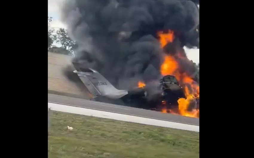 Floridada təyyarə avtomobillə toqquşub