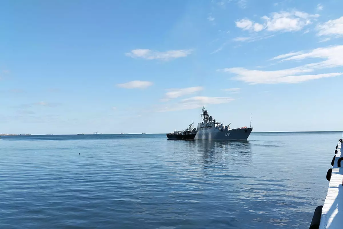 Rusiya hərbi gəmiləri Bakı limanını tərk edib