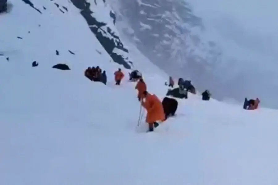 Everestdə köməksiz qalan turistlər dağdan eniblər