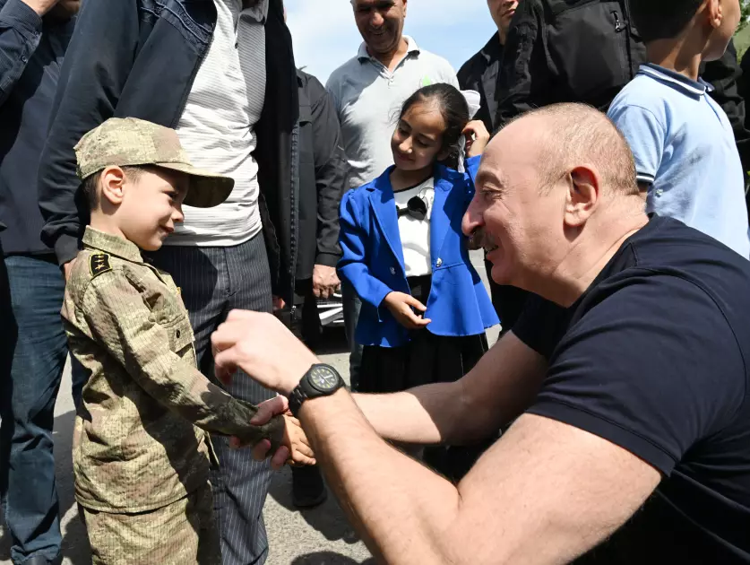 Prezident İlham Əliyev Laçın şəhərində sakinlərlə görüşüb - YENİLƏNİB