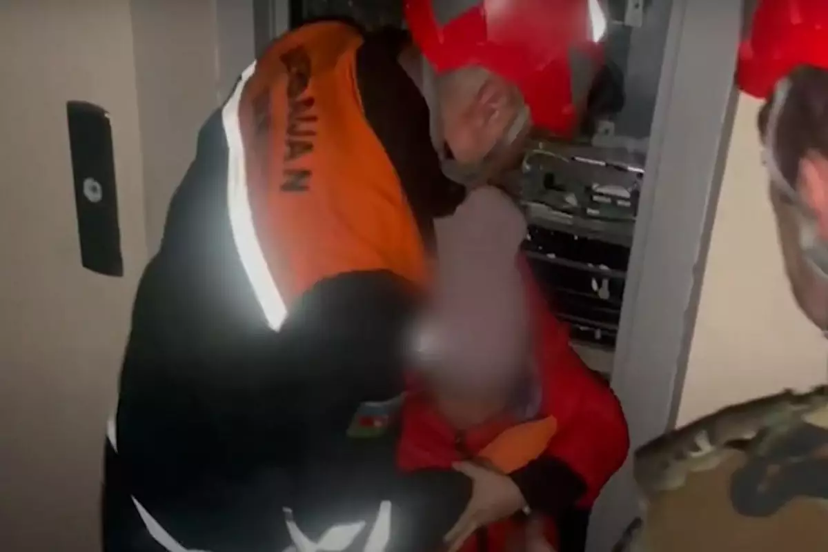Bakının Xətai rayonunda üç nəfər liftdə köməksiz vəziyyətdə qalıb - VİDEO