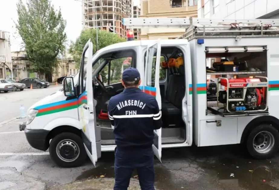 Avtomobildə sıxılı vəziyyətdə qalan şəxs xilas edilib