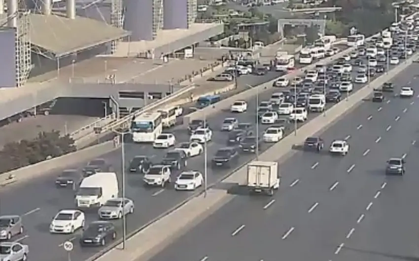 Bakının bir sıra yollarında nəqliyyatın sıxlığı yaranıb