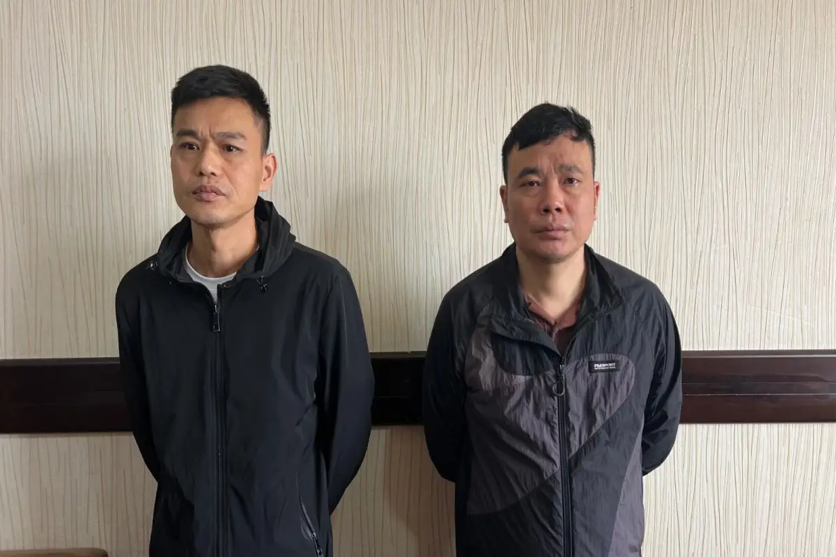 Təyyarədə sərnişinlərin yüklərindən oğurluq edən əcnəbilər saxlanılıb