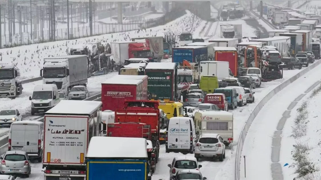 Avropada yağan güclü qar nəqliyyatda fasilələr yaratdı