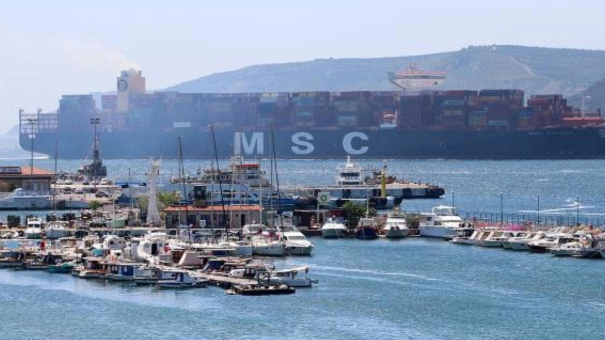 Yanğına görə gəmilərin hərəkəti dayandırılıb