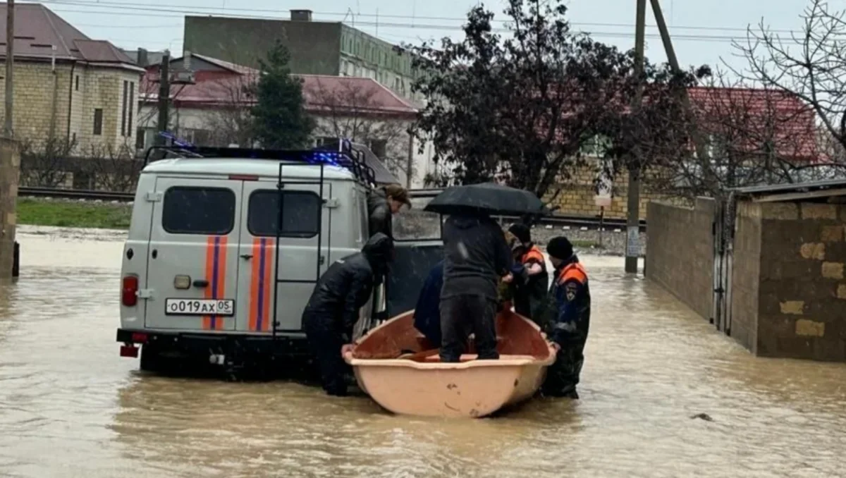 2000-dən çox yaşayış binası hələ də su altındadır
